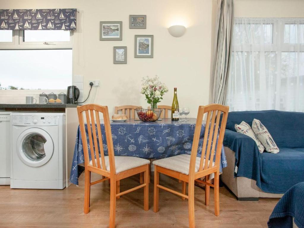 Sunnydaze-Detached Chalet With 2 Bedrooms And 2 Bathrooms And Private Parking Outside Door Dartmouth Esterno foto