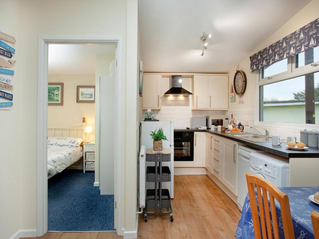 Sunnydaze-Detached Chalet With 2 Bedrooms And 2 Bathrooms And Private Parking Outside Door Dartmouth Esterno foto