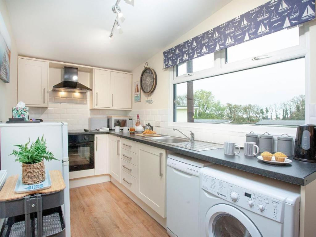Sunnydaze-Detached Chalet With 2 Bedrooms And 2 Bathrooms And Private Parking Outside Door Dartmouth Esterno foto