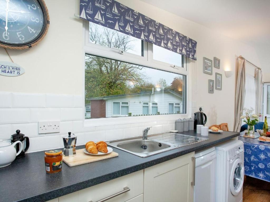 Sunnydaze-Detached Chalet With 2 Bedrooms And 2 Bathrooms And Private Parking Outside Door Dartmouth Esterno foto